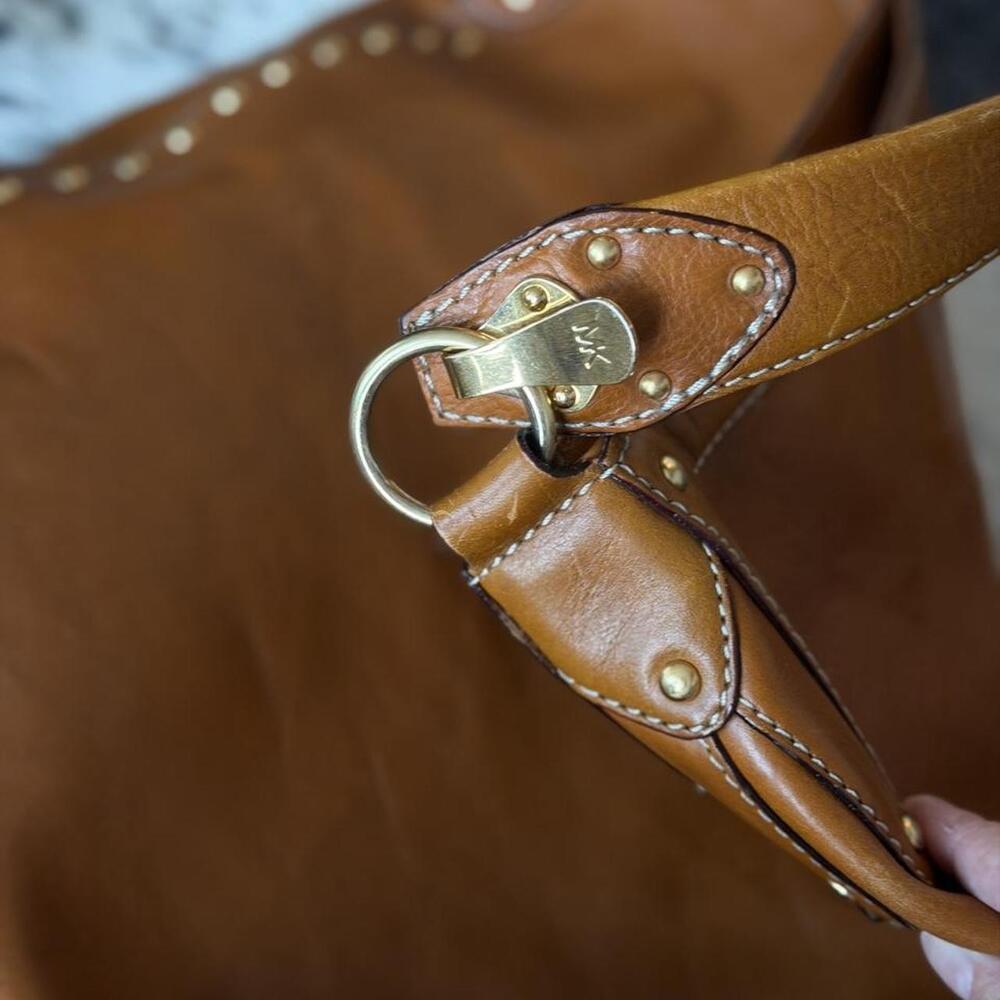 Classic HUGE Michael Kors Astor hobo bag in soft tan leather with signature gold - Picture 6 of 8